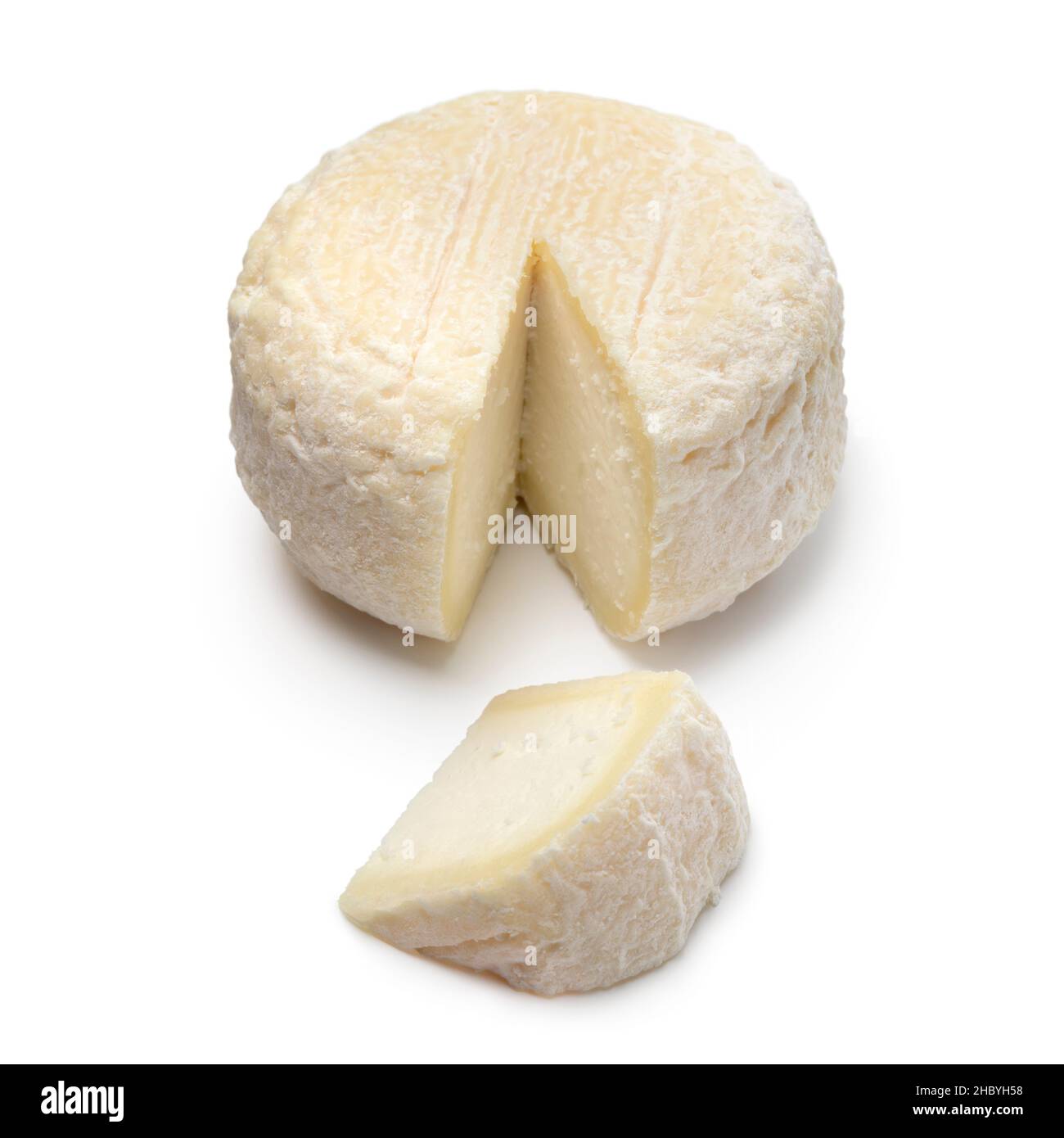Singolo formaggio di capra francese, Crottin de Pays, e un pezzo isolato su sfondo bianco Foto Stock