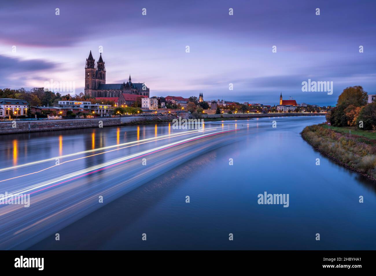 Cattedrale di Magdeburg sul fiume Elba, crepuscolo, tracce leggere di nave sull'acqua, Magdeburg, Sassonia-Anhalt, Germania Foto Stock