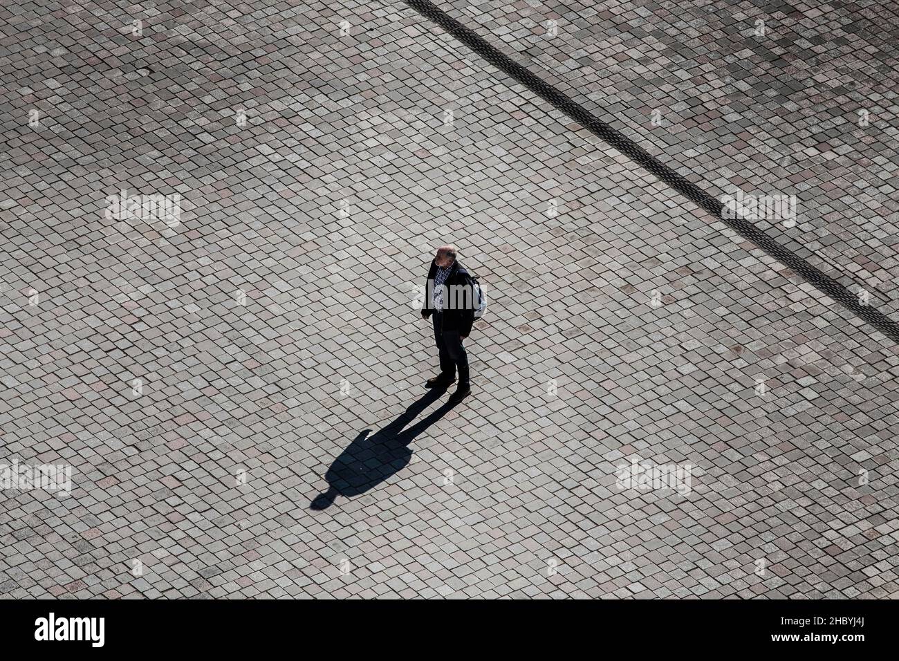Un uomo in piedi da solo per strada, Potsdam, Brandeburgo, Germania Foto Stock