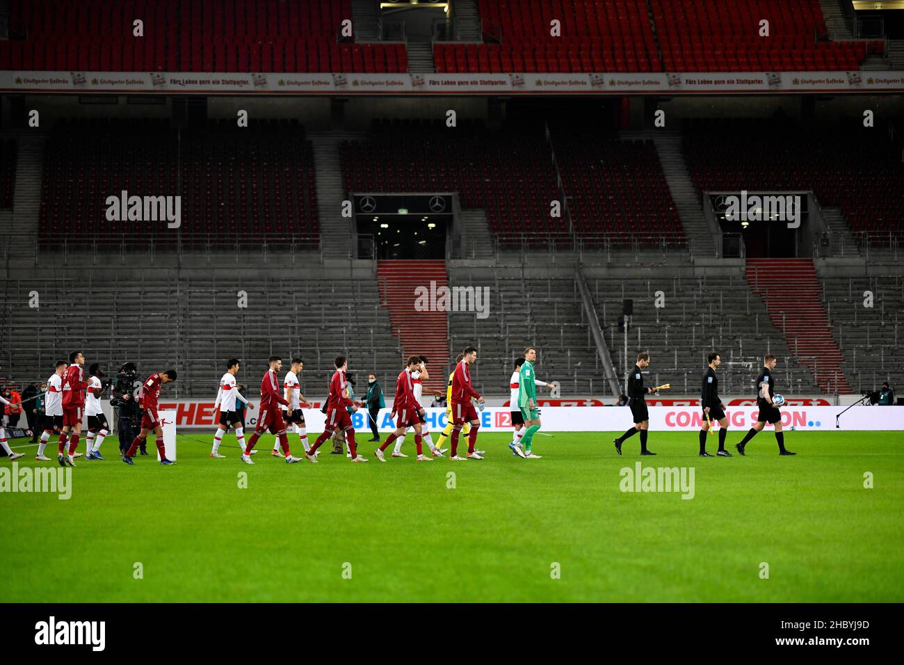 Le squadre del FC Bayern Munich FCB e VfB Stuttgart entrano in campo di fronte a stand vuoti, partita fantasma alla Mercedes-Benz Arena, Corona Crisis, Stoccarda Foto Stock