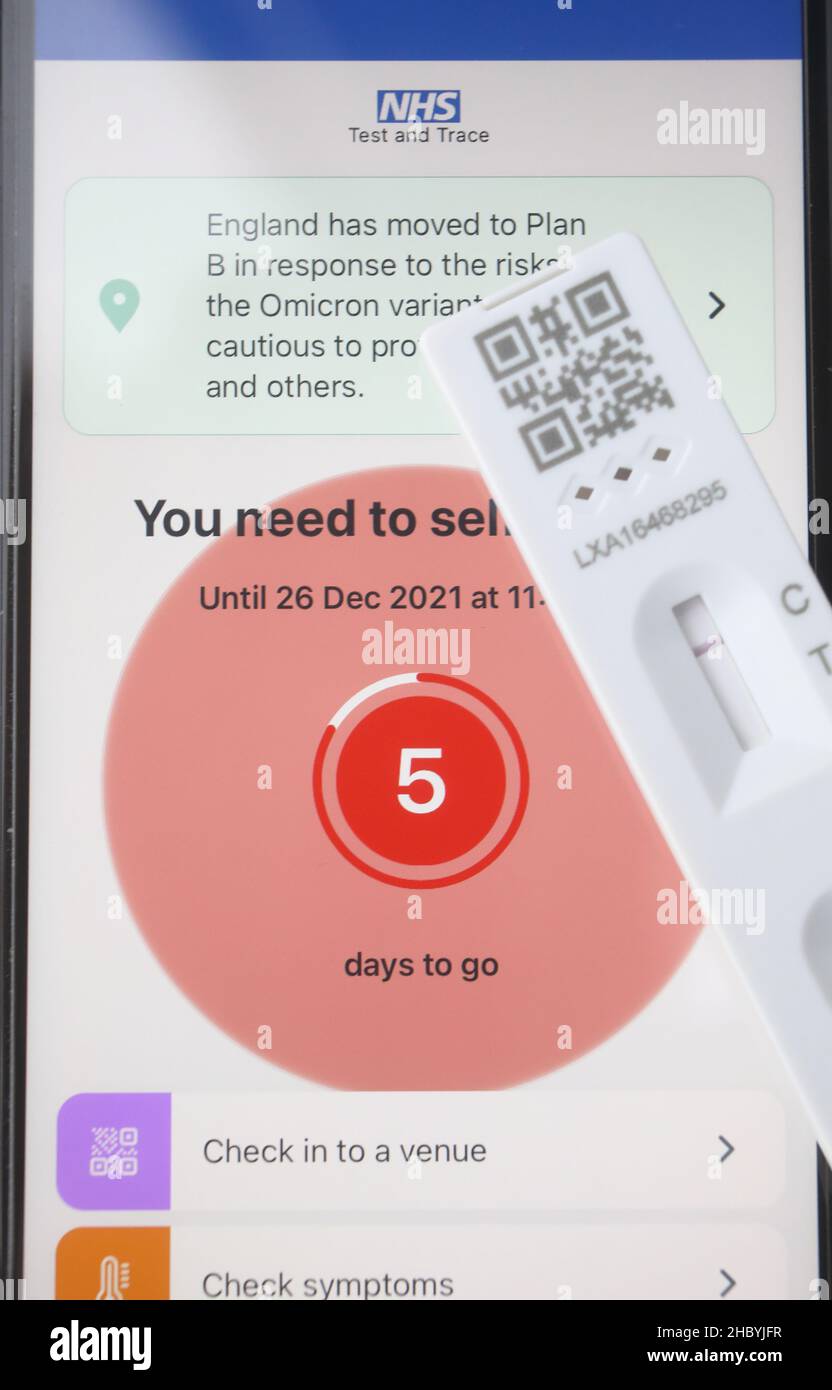 Il periodo di autoisolamento è cambiato il 22nd 2021 dicembre, da 10 giorni a 7 giorni dopo un test possivo di Covid-19, per le persone completamente vaccinate, se fanno 2 LFT negativi nei giorni 6 e 7, Inghilterra, Regno Unito Foto Stock