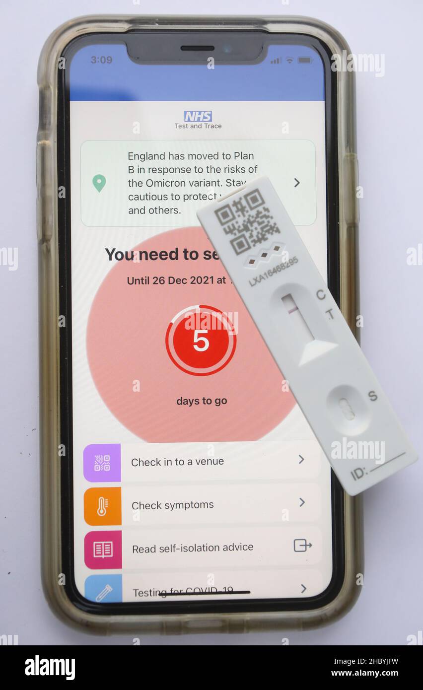 Il periodo di autoisolamento è cambiato il 22nd 2021 dicembre, da 10 giorni a 7 giorni dopo un test possivo di Covid-19, per le persone completamente vaccinate, se fanno 2 LFT negativi nei giorni 6 e 7, Inghilterra, Regno Unito Foto Stock