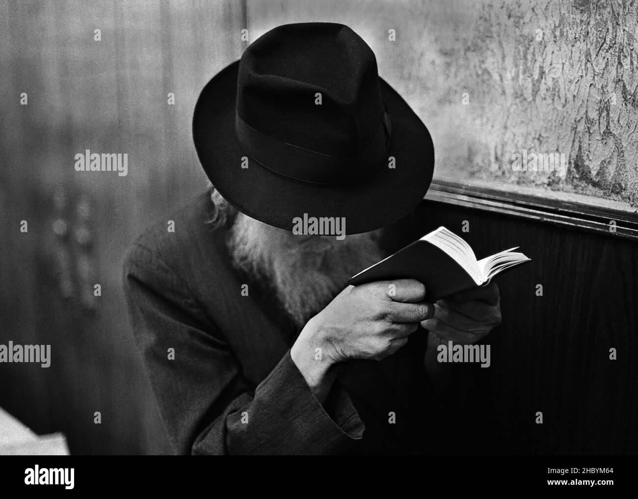 L'ebraico ortodosso legge una preghiera in una sinagoga Foto Stock