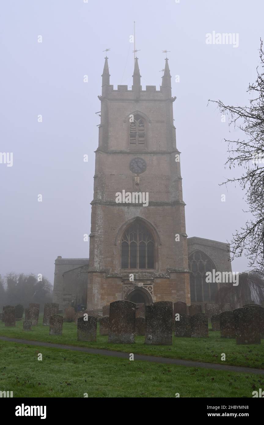 St Peter's Church nel villaggio nord dell'Oxfordshire di Hook Norton fotografato in una mattinata d'inverno nebbiosa Foto Stock