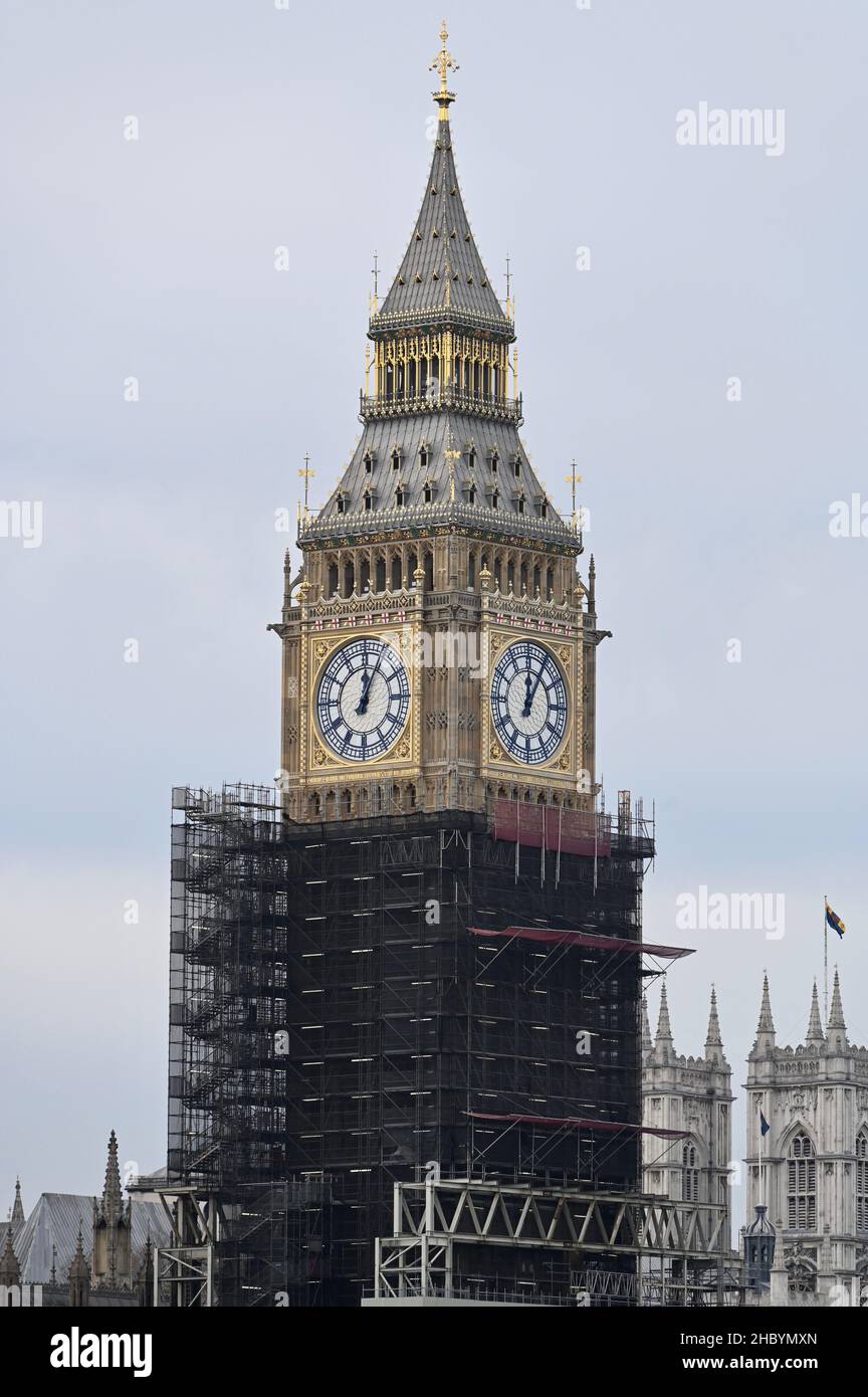 London, 22/12/2021, UK Big ben è impostato per suonare 12 volte per dare il benvenuto nel nuovo anno. Tutte le facce dell'orologio sulla torre Elisabetta saranno in dislpay per la prima volta in quattro anni dopo un progetto di restauro di hugh. Westminster. Foto Stock