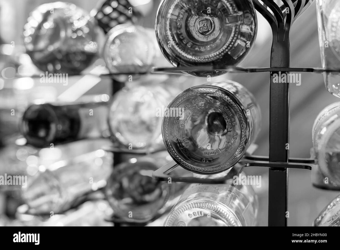 Bottiglie su un rack Foto Stock