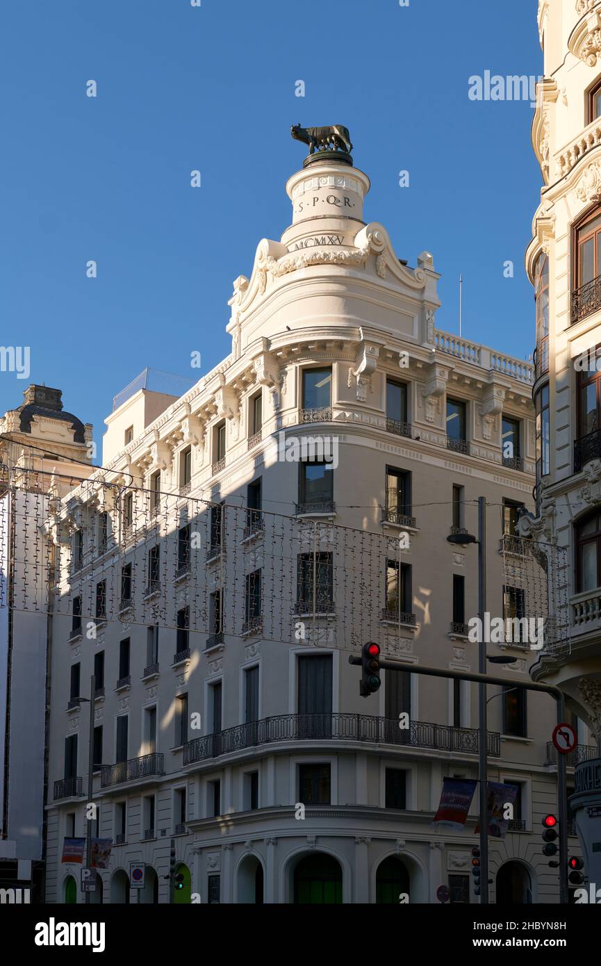 Facciata dell'ex Hotel Roma con l'iconica scultura in bronzo del Lupo Capitolino sul tetto, Gran Via, Madrid, Spagna. Foto Stock