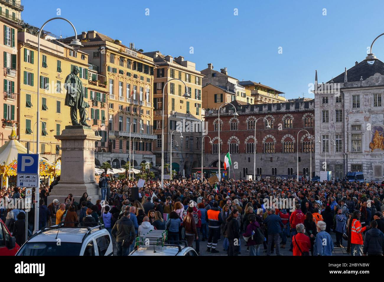 Genova, Liguria, Italia - 10 23 2021: Folla di persone in un rally di protesta No Green Pass in Piazza Caricamento, con Palazzo San Giorgio sullo sfondo Foto Stock