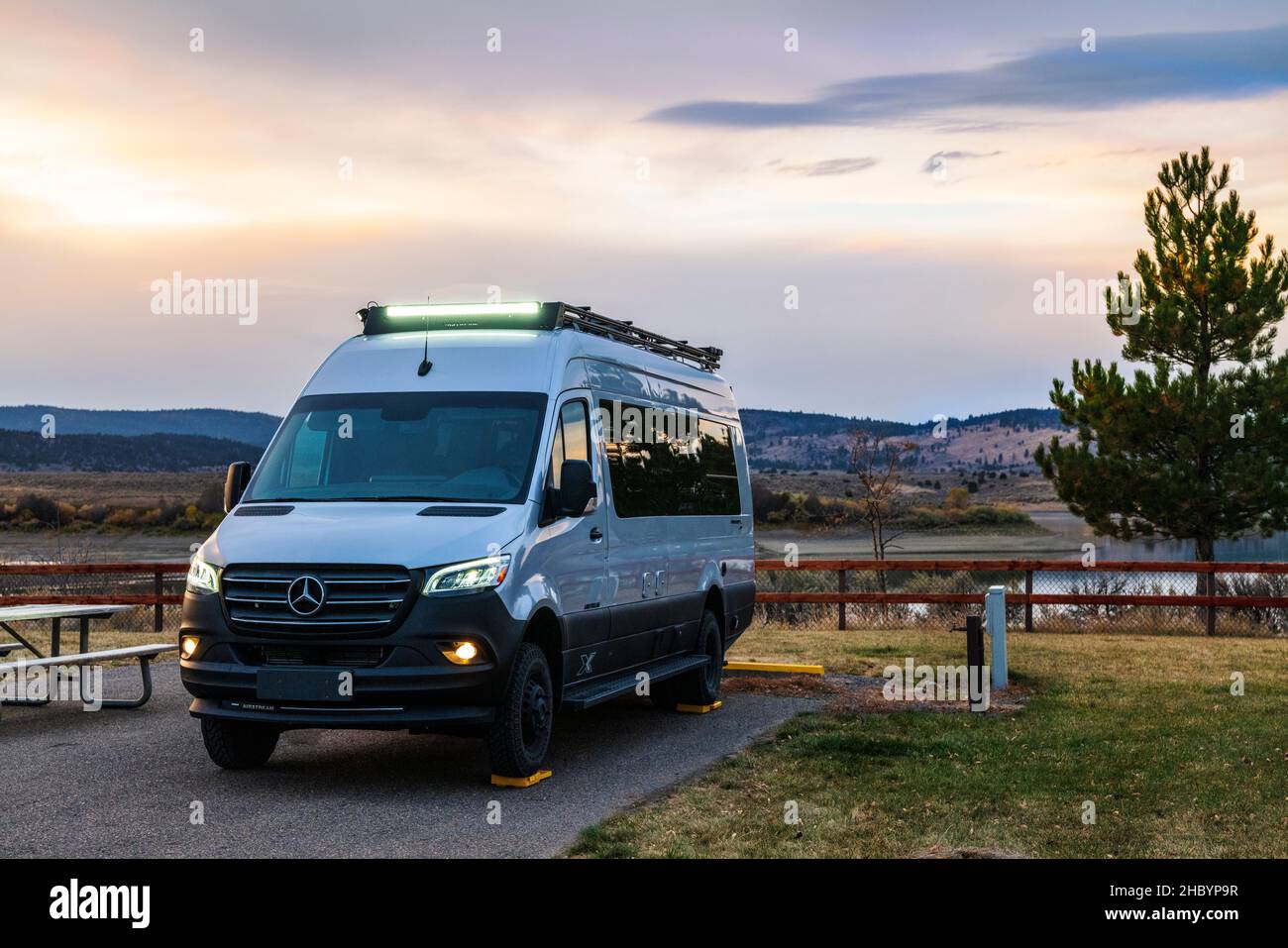 Vista sul tramonto di Airstream Interstate 24X 4WD campervan; Unity Lake state Recreation Site; Unity; Oregon; USA Foto Stock