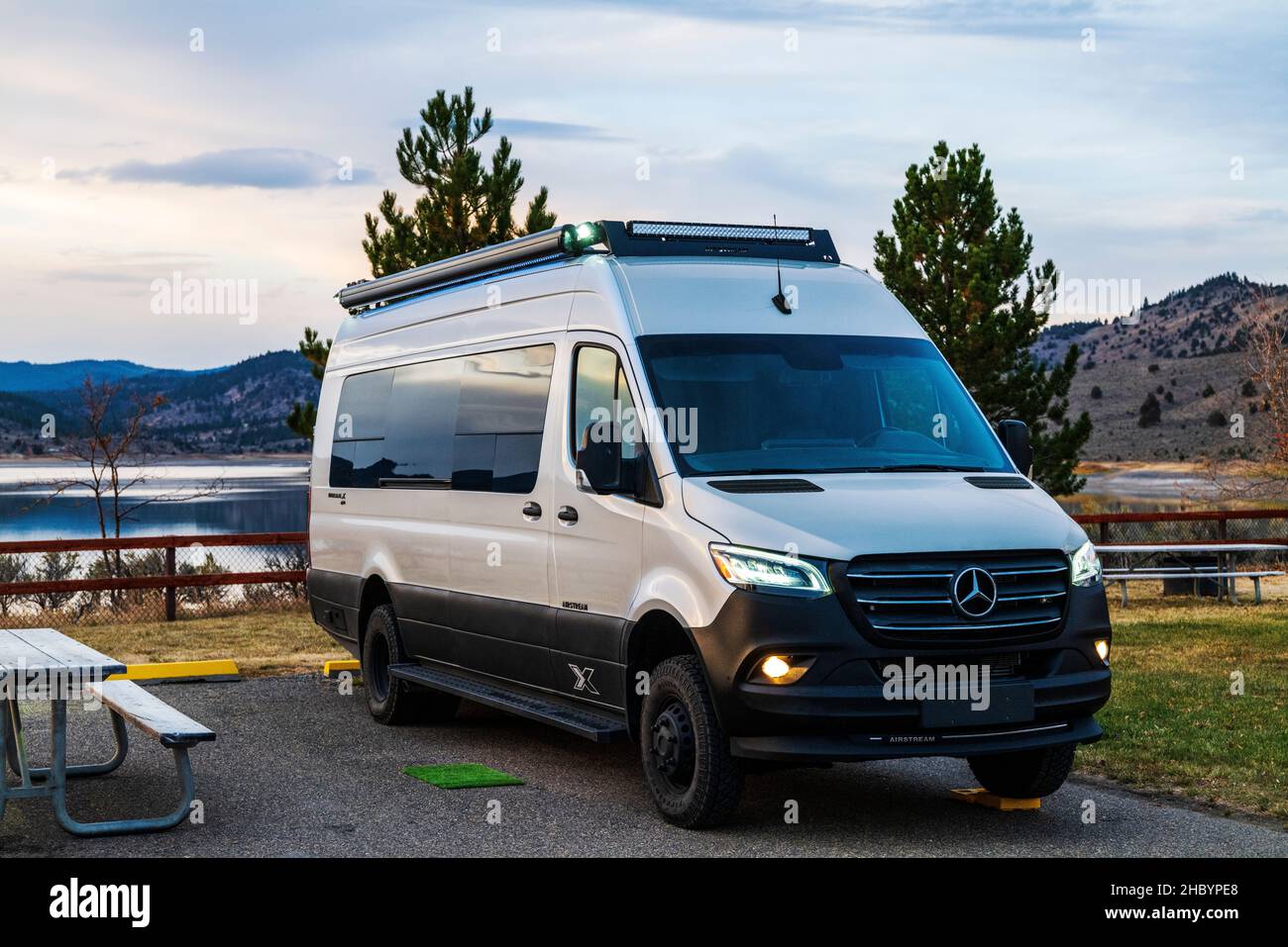 Vista sul tramonto di Airstream Interstate 24X 4WD campervan; Unity Lake state Recreation Site; Unity; Oregon; USA Foto Stock