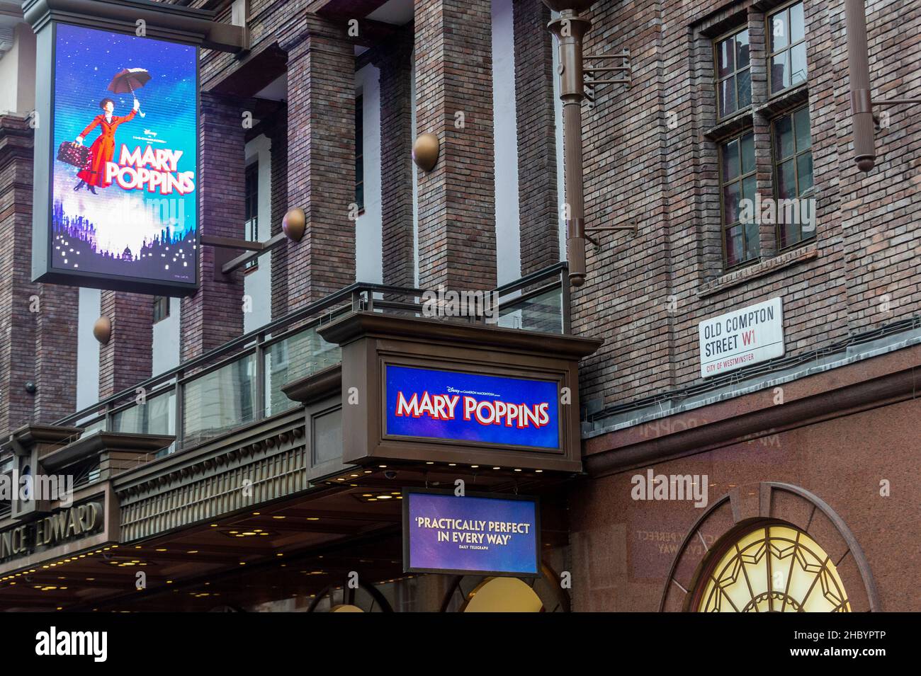 Londra, Regno Unito. 22 dicembre 2021. Mary Poppins al teatro del Principe Edoardo si è chiusa a causa delle cancellazioni del pubblico e del cast e dell'equipaggio che sono influenzati dalla variante di Omicron. Rishi Sunak, Cancelliere dello scacchiere, ha annunciato un piano di 30m sterline per finanziare le organizzazioni culturali costrette a chiudere l’inverno, ma alcuni hanno sostenuto che l’importo è troppo basso, troppo tardi. Credit: Stephen Chung / Alamy Live News Foto Stock