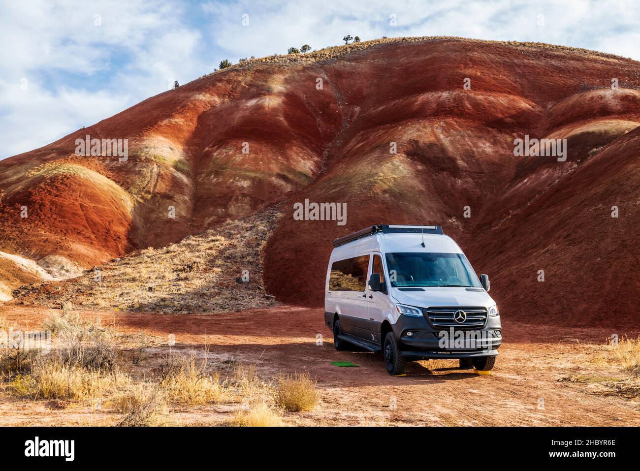 Airstream Interstate 24X 4WD camper; Painted Hills; sito geologico; John Day Fossil Beds National Monument; Near Mitchell; Oregon; USA Foto Stock