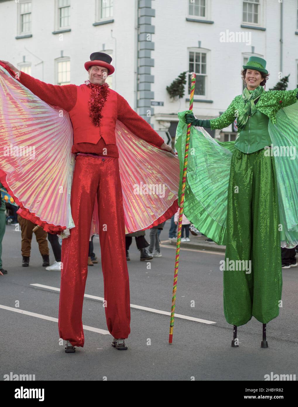 BIDEFORD, DEVON, INGHILTERRA - 5 DICEMBRE 2021: Uomini e donne a stiltwalkers su Bideford Quay. Festa delle luci di Natale 2021. Foto Stock