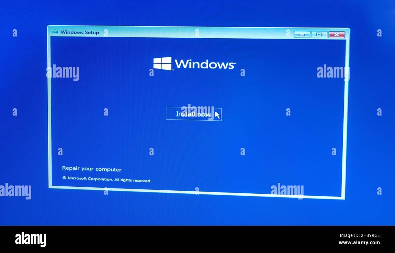 Schermata di installazione del sistema operativo Microsoft Windows 10, cursore fare clic sul pulsante Installa ora sullo schermo, primo piano del display del dispositivo di computer, d Foto Stock