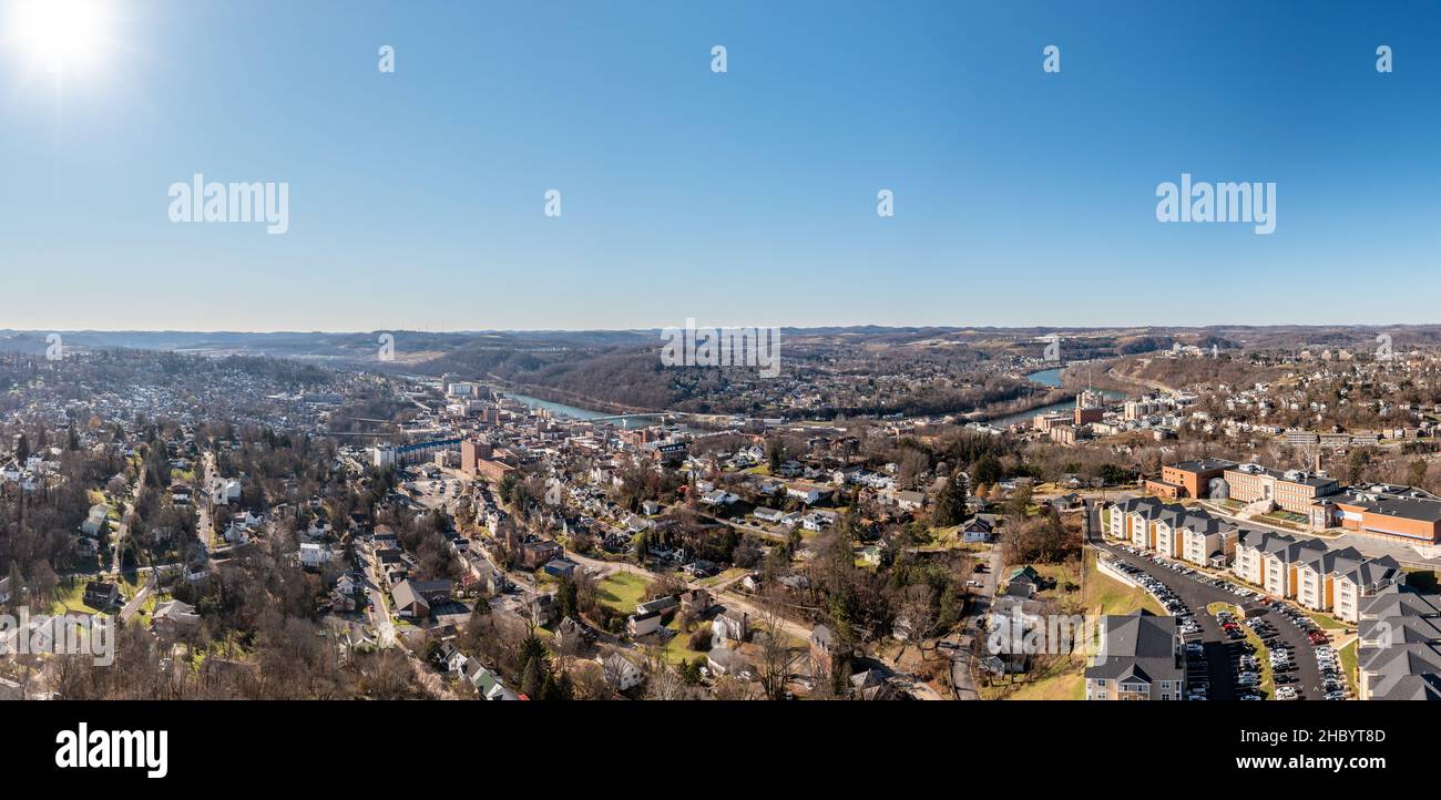 Scatto panoramico con drone aereo dell'area del centro di Morgantown con il campus della WVU nei primi mesi invernali Foto Stock