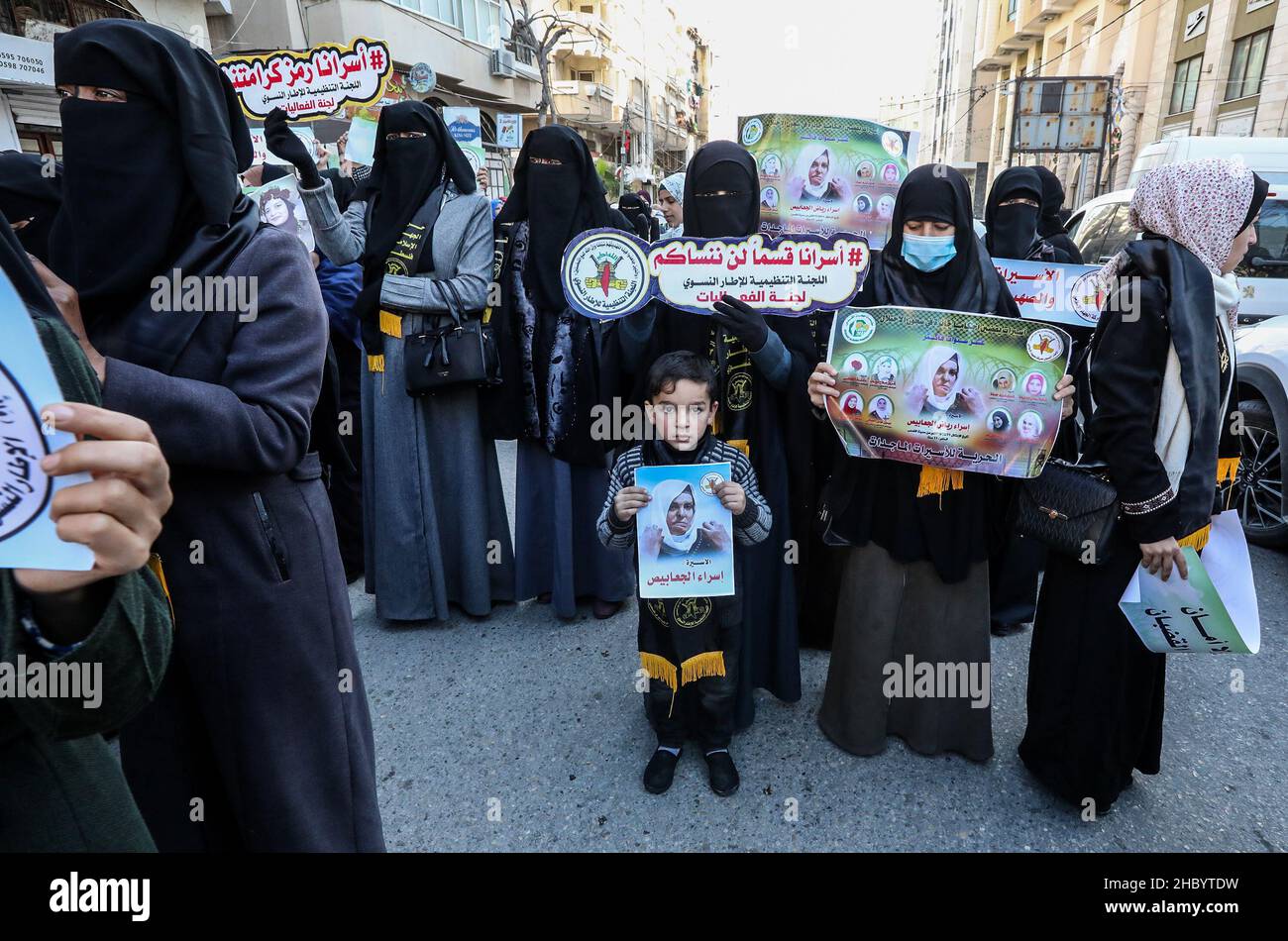 Le donne palestinesi partecipano a una protesta contro le donne palestinesi detenute nelle carceri israeliane, al di fuori dell'ufficio della Croce Rossa a Gaza, il 22 dicembre 2021 Foto Stock