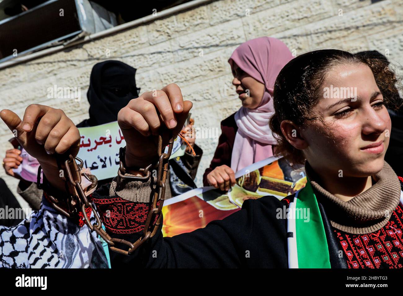 Le donne palestinesi partecipano a una protesta contro le donne palestinesi detenute nelle carceri israeliane, al di fuori dell'ufficio della Croce Rossa a Gaza, il 22 dicembre 2021 Foto Stock