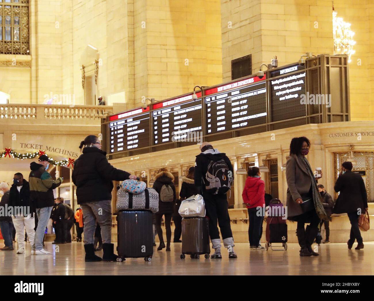 New York, Stati Uniti. 22nd Dic 2021. I viaggiatori e i pendolari trasportano il bagaglio mentre camminano attraverso il Grand Central Terminal a New York City mercoledì 22 dicembre 2021. Per una seconda vacanza di Natale consecutiva i piani saranno influenzati da un aumento delle infezioni COVID-19 guidato dall'attuale variante Omicron dominante. Foto di John Angelillo/UPI Credit: UPI/Alamy Live News Foto Stock