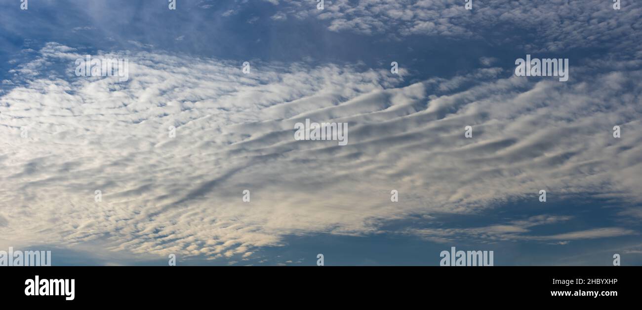 Nuvoloso e cielo blu durante una mattinata di sole. Foto Stock