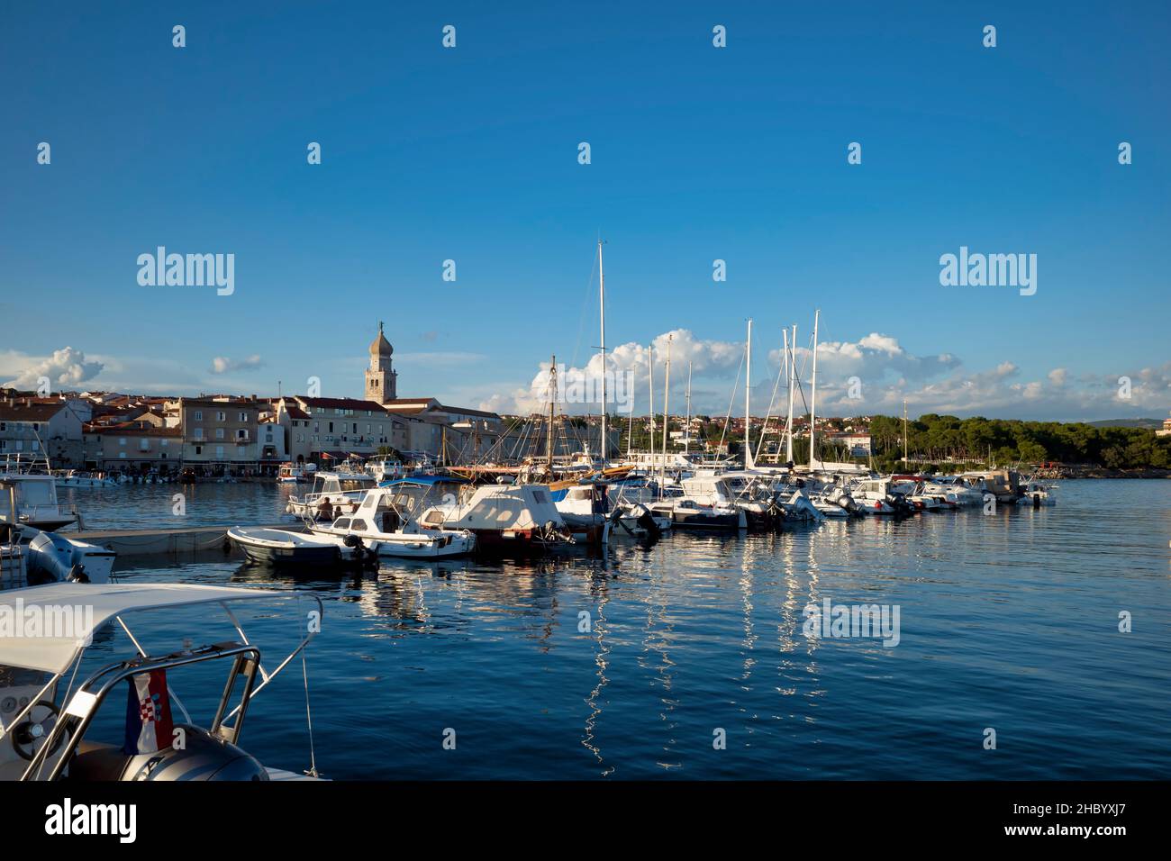 Croazia - 11 agosto 2021: Vista serale del lungomare. Ormeggio con yacht e barche. Costa del Mare Adriatico in una località in Croazia. Foto Stock