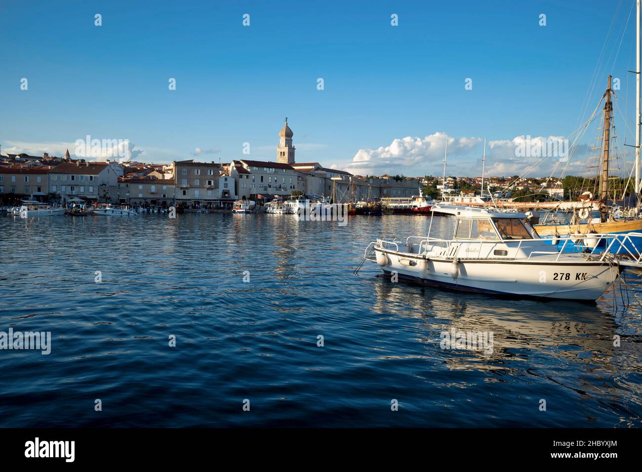 Croazia - 11 agosto 2021: Baia del mare con trasporto dell'acqua Foto Stock
