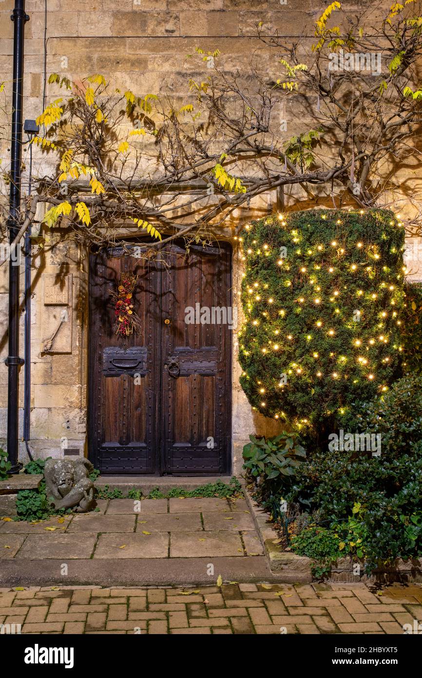 Luci di Natale fuori dalla Old School House di notte. Chipping Campden, Gloucestershire, Inghilterra Foto Stock