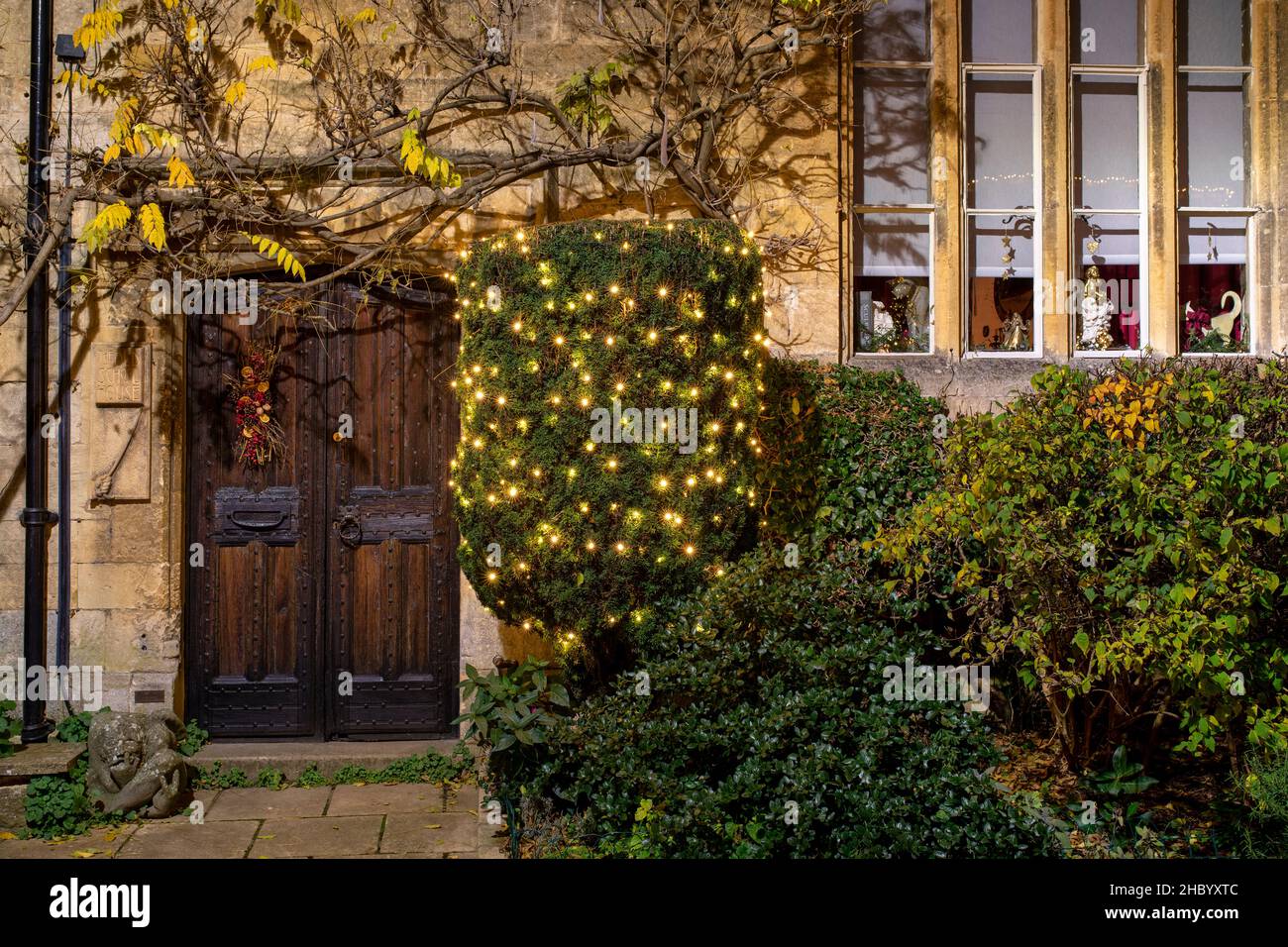 Luci di Natale fuori dalla Old School House di notte. Chipping Campden, Gloucestershire, Inghilterra Foto Stock
