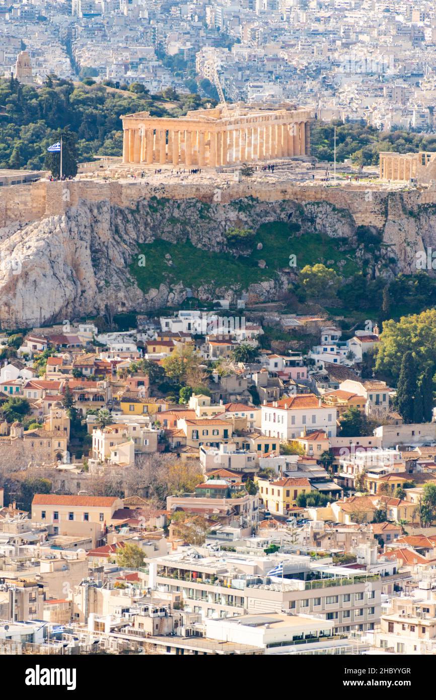 Paesaggio urbano verticale dell'Acropoli e della città di Atene dalla cima più alta del Colle Lycabettus, in Grecia. Foto Stock