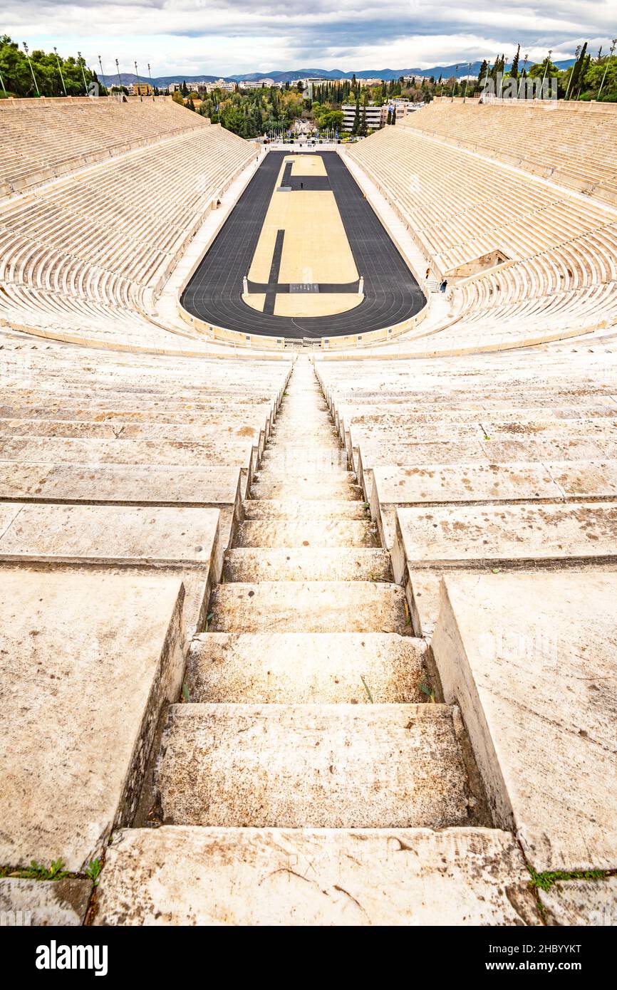 Vista verticale elevata attraverso lo Stadio Panathenaic ad Atene, Grecia. Foto Stock