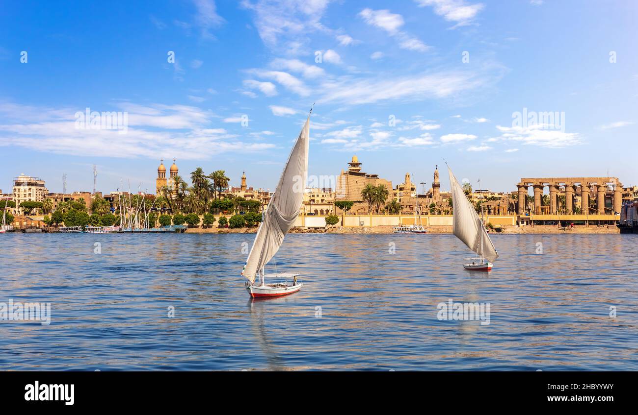 Il Nilo e Tempio di Luxor sulla riva, Alto Egitto Foto Stock