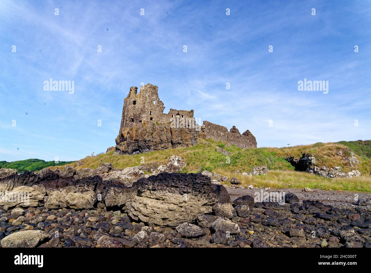 Resti del castello di Dunure del 13th secolo sulla costa dell'Ayrshire a sud di Ayr, Scozia, Regno Unito. 22nd del luglio 2021 Foto Stock