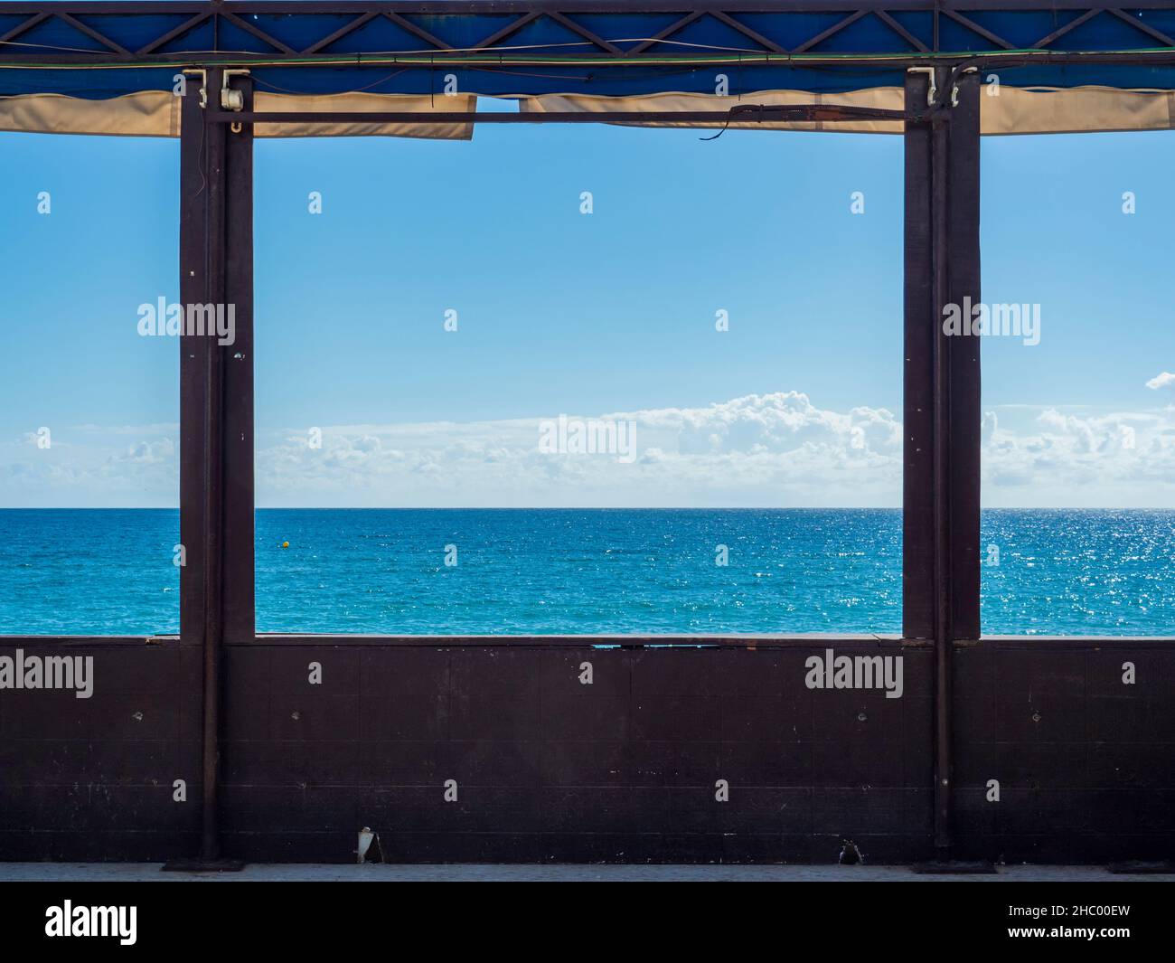 Grandi finestre in legno di un bar sulla spiaggia abbandonato sul lungomare di Fuengirola Foto Stock