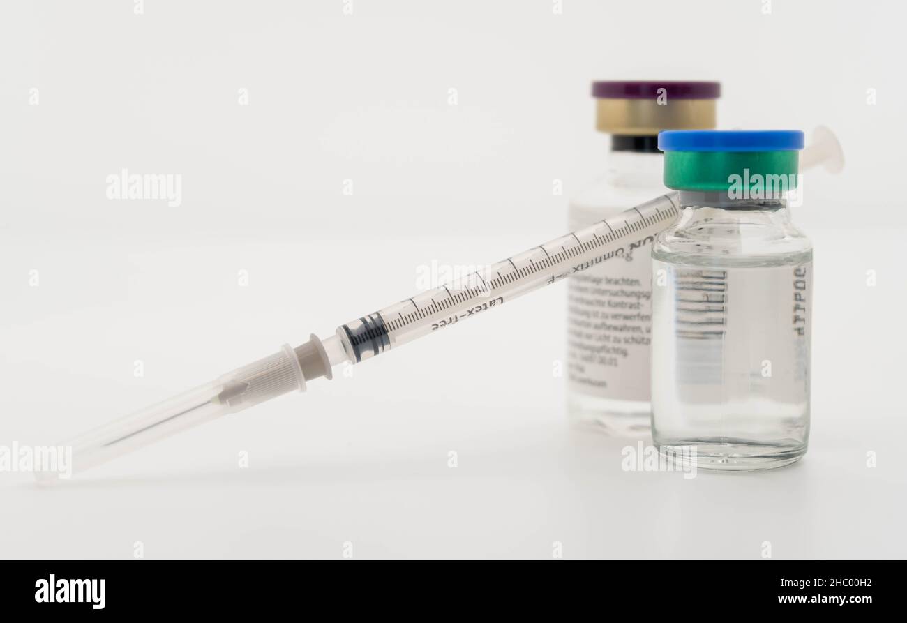 siringa e flaconcini di vaccino, immagine di concetto per la vaccinazione Foto Stock