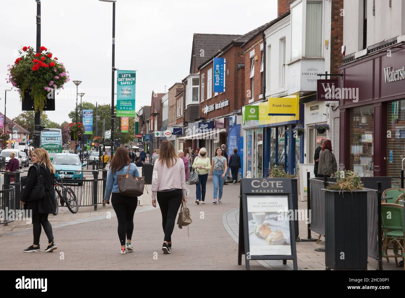 Gli amanti dello shopping sulla High Street a West Bridgford, Nottingham nel Regno Unito Foto Stock