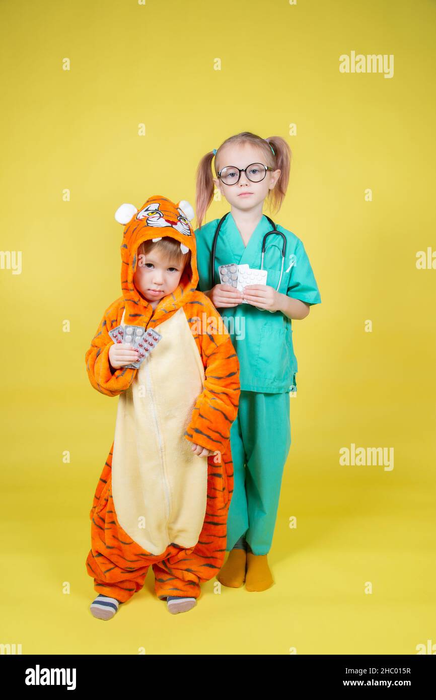 i bambini giocano il medico, un ragazzo in un costume della tigre è venuto al pediatra Foto Stock