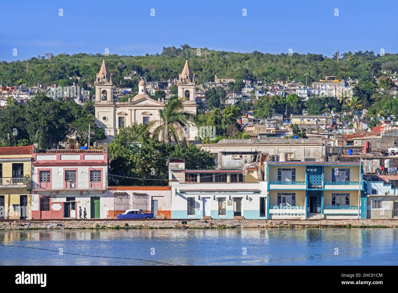 Vista sul lungomare e Iglesia de San Pedro Apóstol / San Pedro la Chiesa Apostolo nella città Matanzas sull'isola Cuba, Caraibi Foto Stock