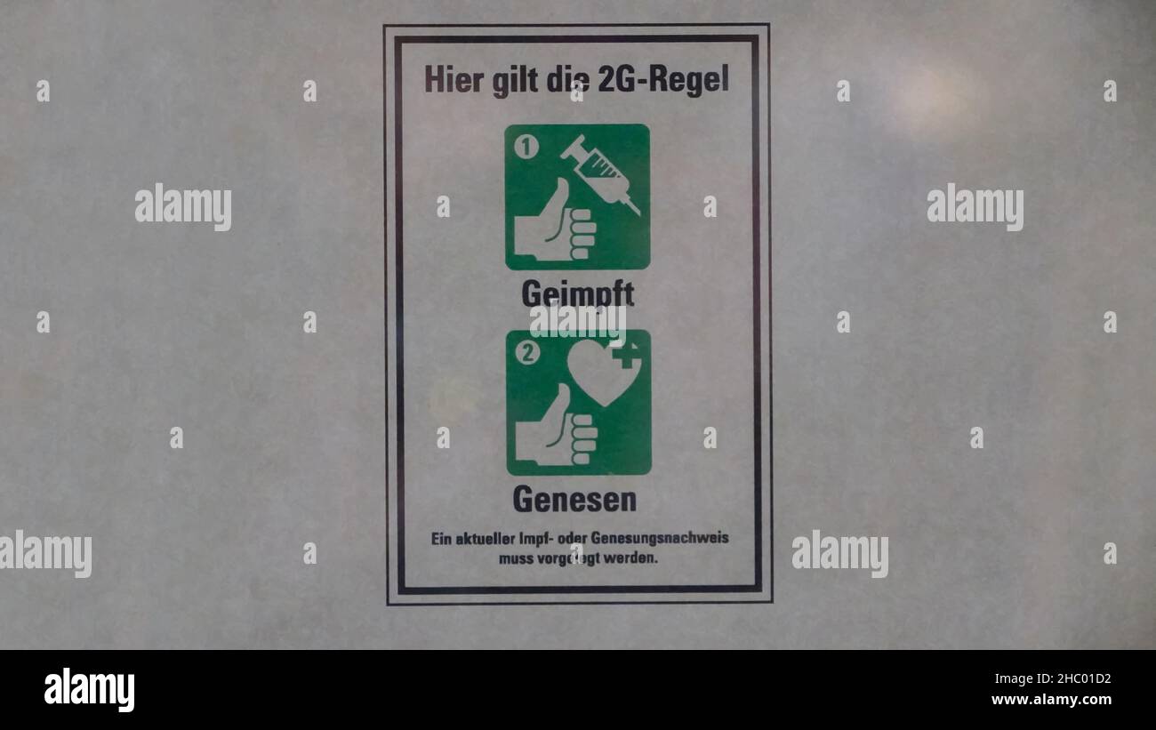 2G cartello di avvertimento Corona su un negozio in Germania Foto Stock