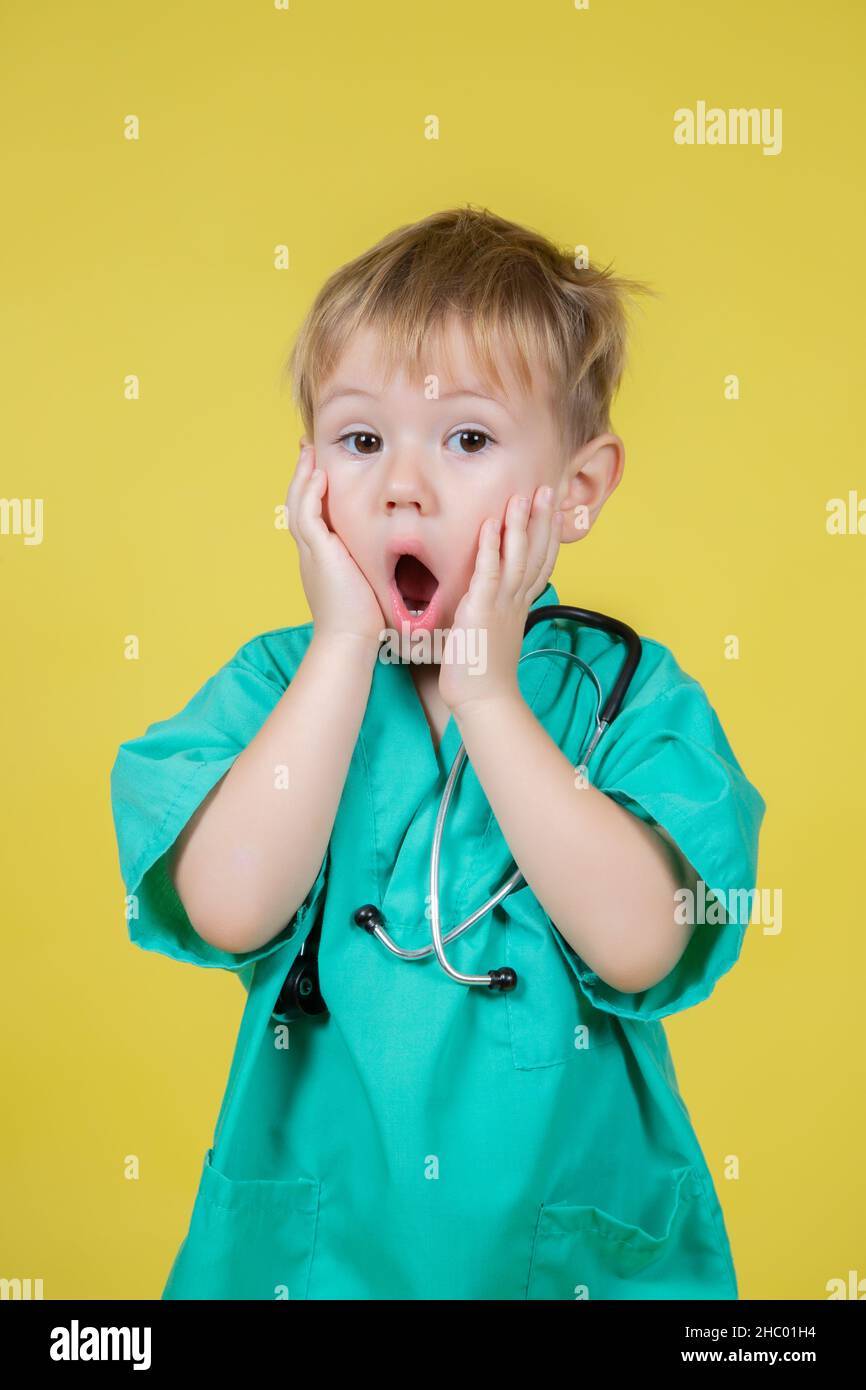 Ritratto di ragazzo scioccato vestito di medici verde posa emotivamente Foto Stock