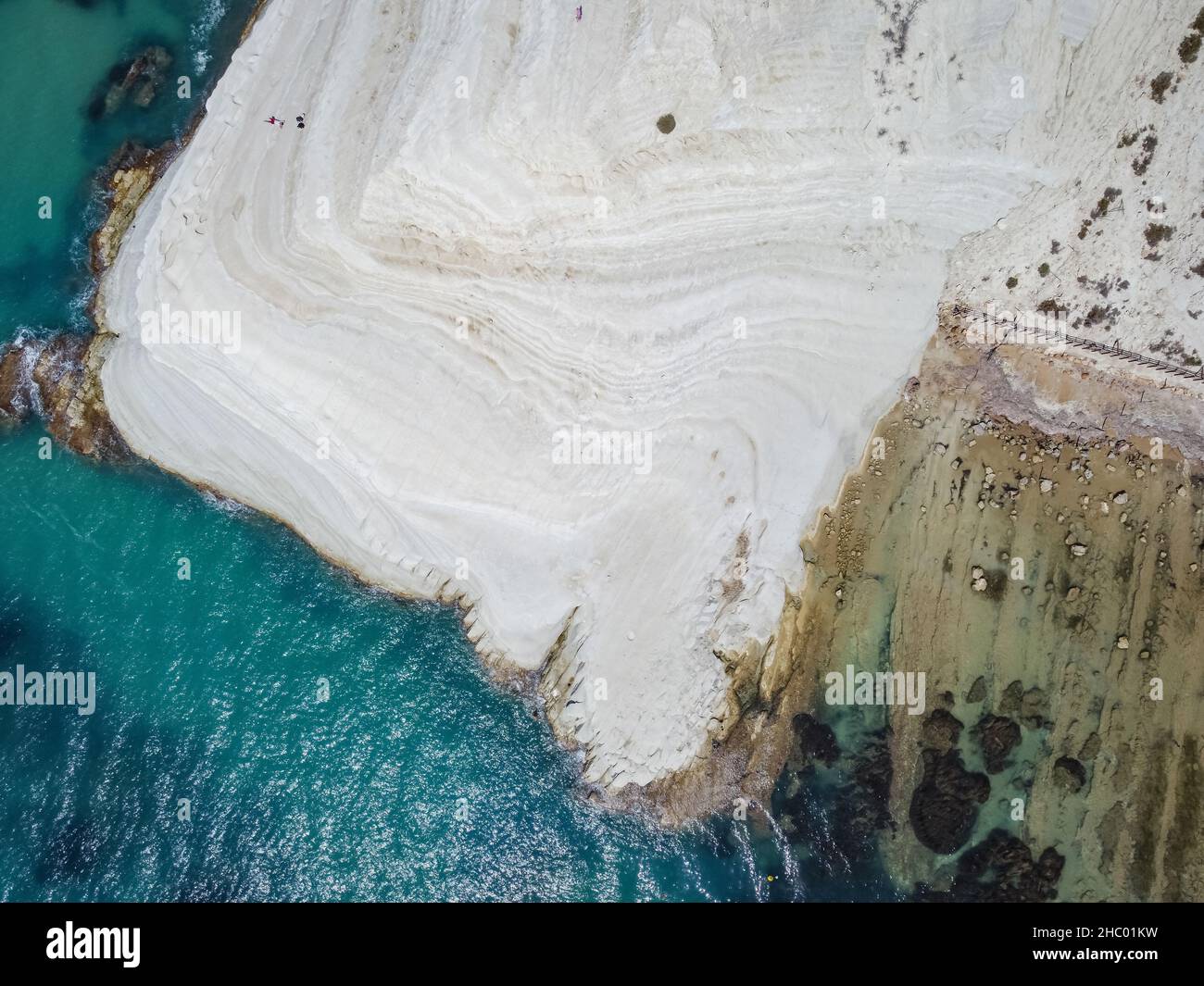 Veduta aerea di bianche scogliere rocciose alla Scala dei Turchi, Sicilia, Italia, con acque turchesi limpide. Fuco della formazione di roccia calcarea e della spiaggia Foto Stock