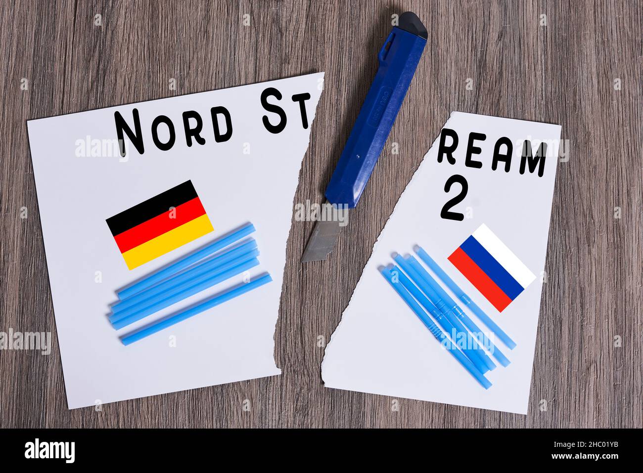 Cannucce in plastica su bandiere nazionali russe e tedesche. Gasdotto Nord Stream, sanzioni e politica. Russia contro Germania. Carta strappata. Foto Stock