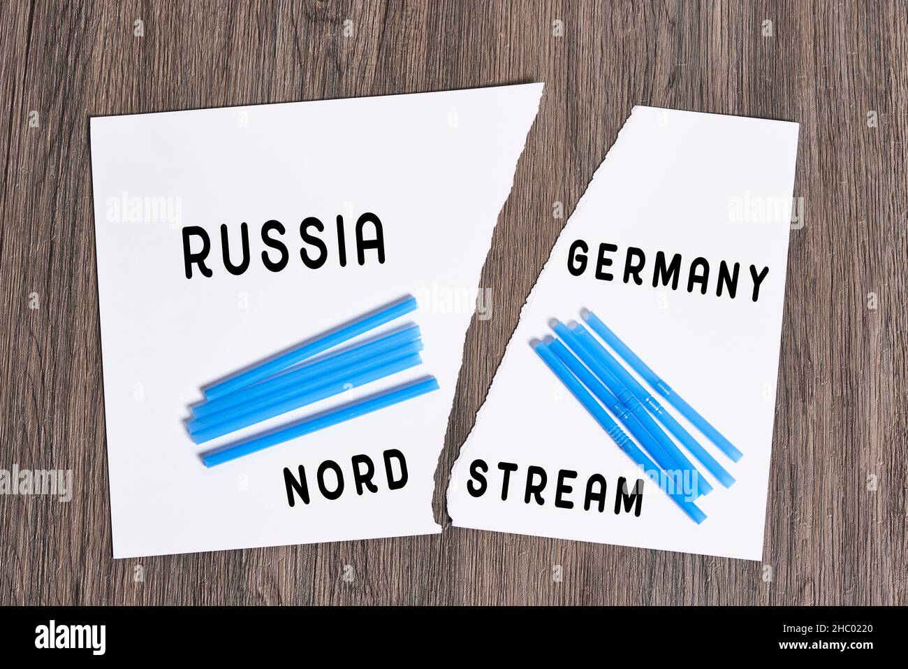 Cannucce in plastica su bandiere nazionali russe e tedesche. Gasdotto Nord Stream, sanzioni e politica. Russia contro Germania. Carta strappata. Foto Stock