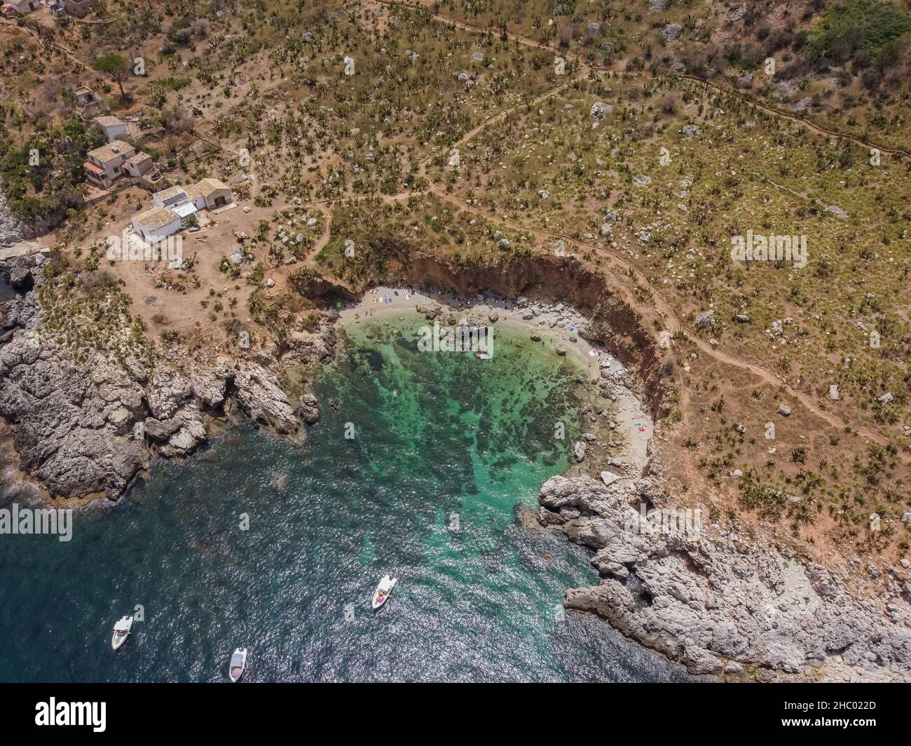 Antenna di drone sopra la bella costa, acque turchesi limpide del mare, natura selvaggia, Riserva Naturale dello Zingaro, Sicilia. Vacanza tropicale nei pressi di Scopello. Foto Stock