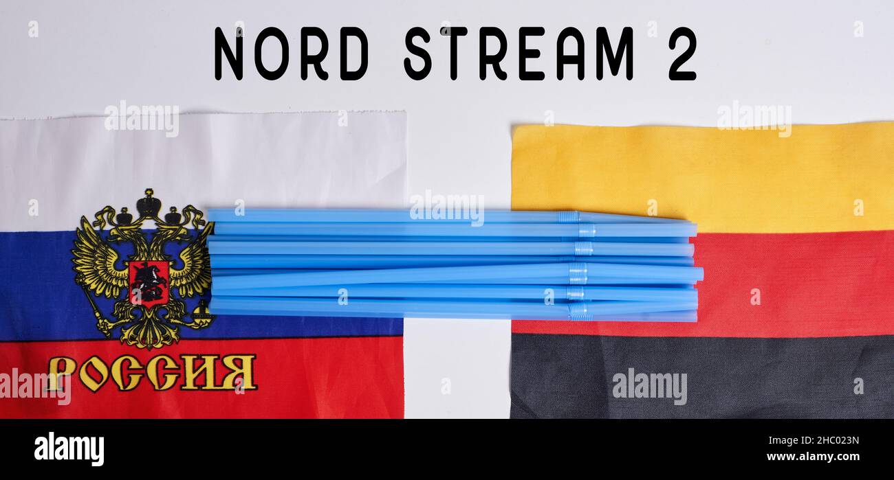 Cannucce in plastica su bandiere nazionali russe e tedesche. Gasdotto Nord Stream, sanzioni e politica. Russia contro Germania Foto Stock