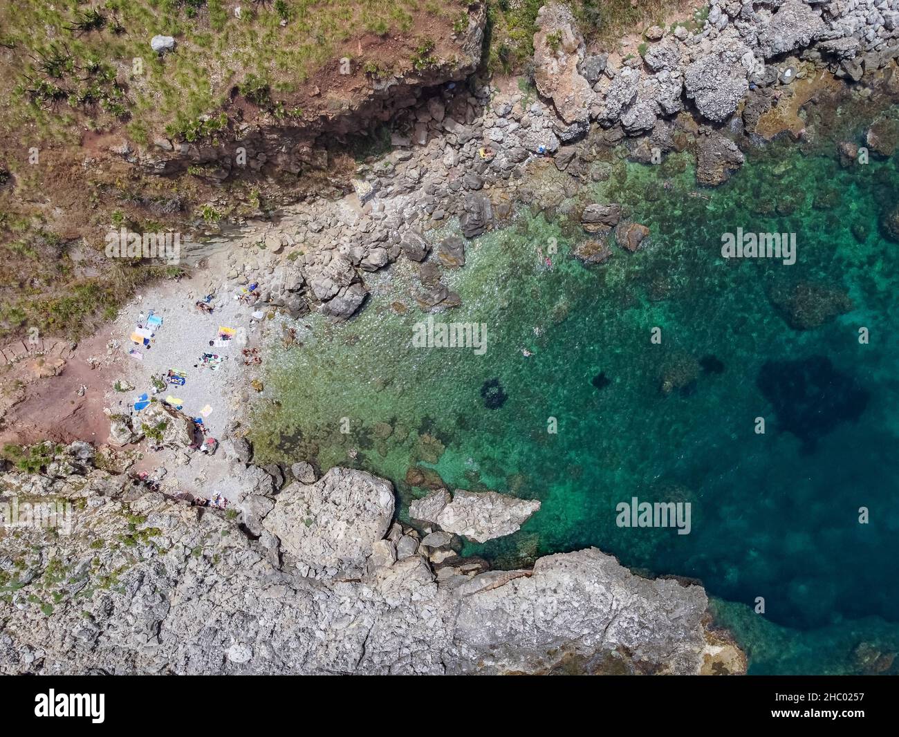 Antenna di drone sopra la bella costa, acque turchesi limpide del mare, natura selvaggia, Riserva Naturale dello Zingaro, Sicilia. Vacanza tropicale nei pressi di Scopello. Foto Stock