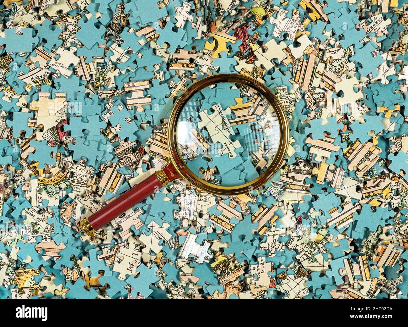 Puzzle caos e caos attraverso lente d'ingrandimento. Manca il pezzo di seghetto alternativo tra le parti sparse. Overflow di informazioni concetto. Foto Stock