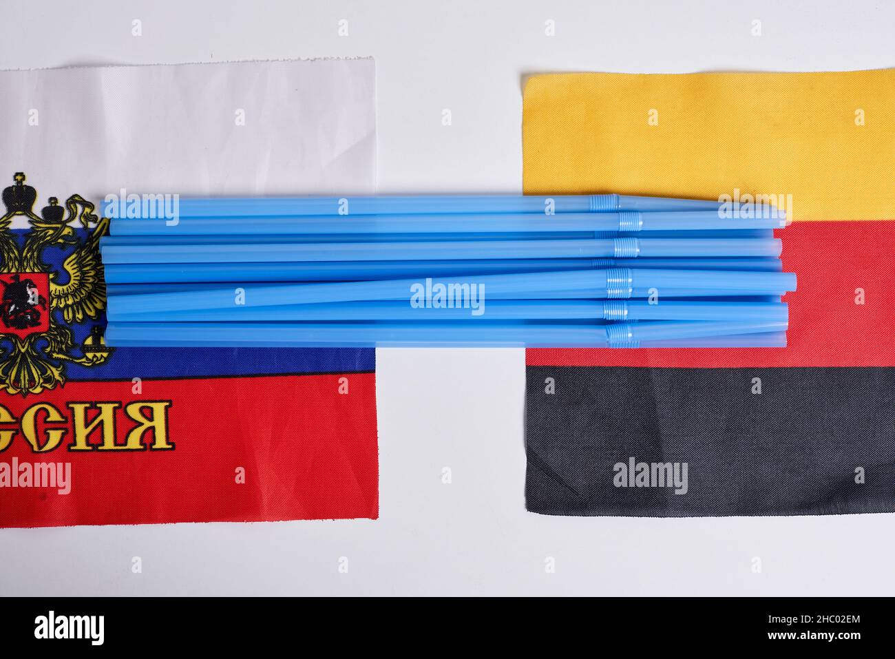 Cannucce in plastica su bandiere nazionali russe e tedesche. Gasdotto Nord Stream, sanzioni e politica. Russia contro Germania Foto Stock