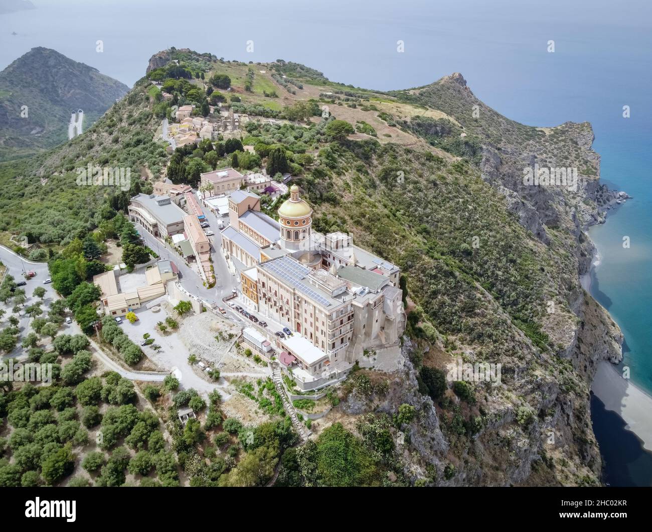 Antenna drone. Santuario di Tindari su una scogliera con vista sulle Isole Eolie e sul golfo di Patti. La chiesa ospita una statua della Madonna nera Foto Stock