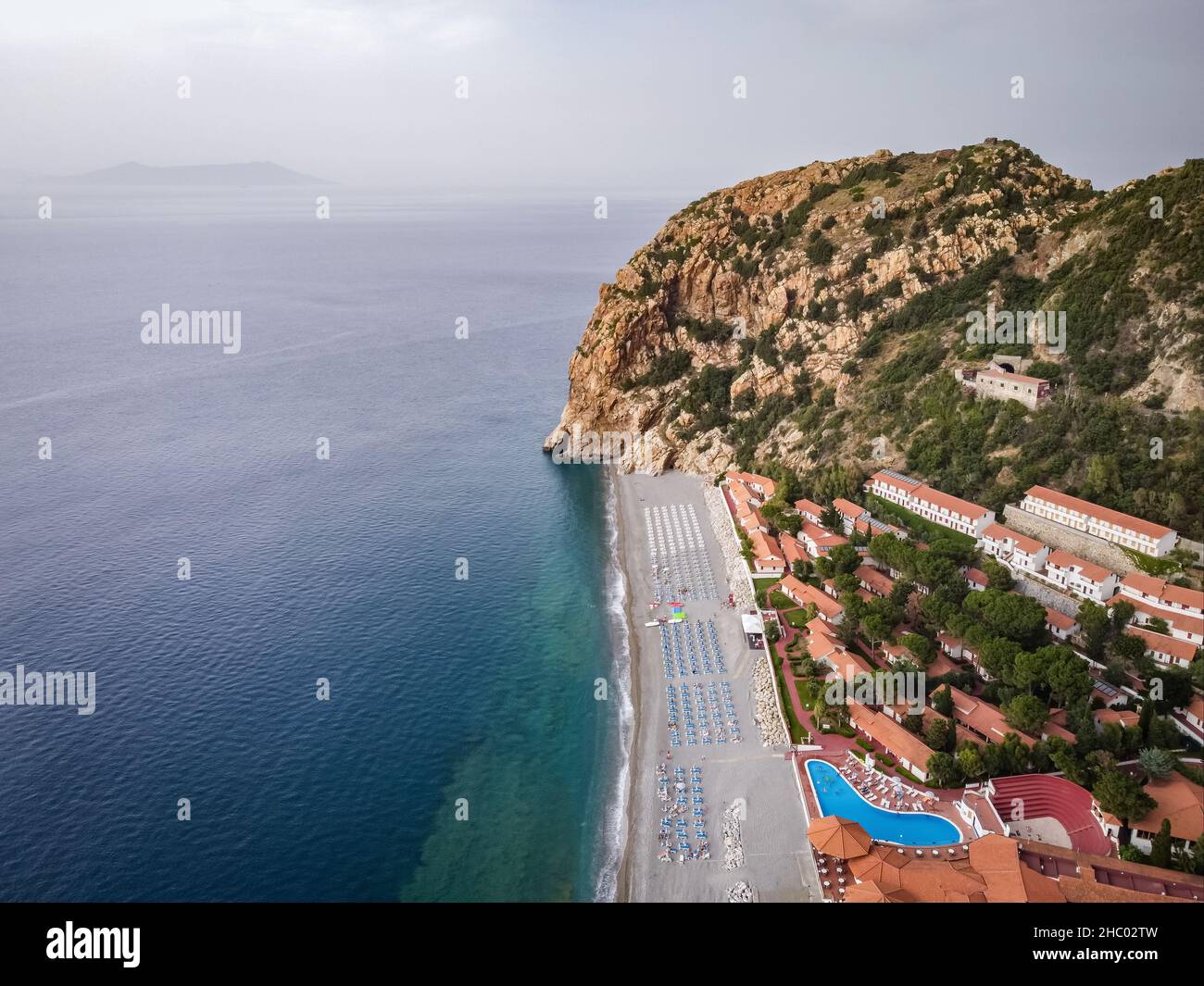 Drone aereo. Baia e spiaggia di Capo Calava, con numerosi parchi e villaggi turistici, nei pressi di Gioiosa Marea, Sicilia, Italia. Foto Stock