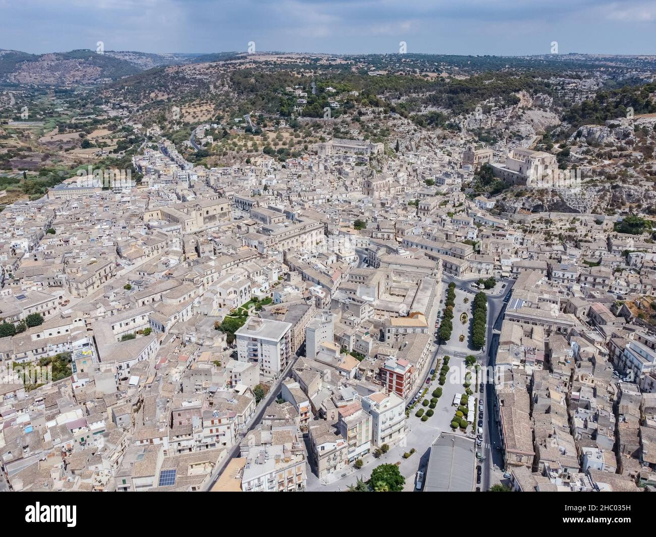 Scatto aereo del drone della città barocca di Scicli, provincia di Ragusa, Sicilia sud-orientale. Foto Stock