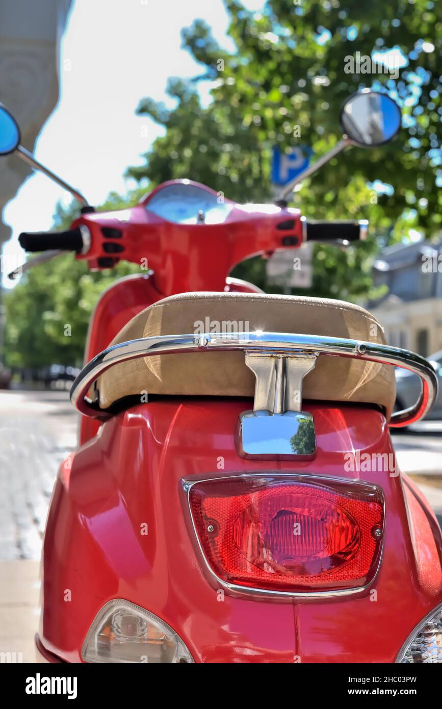 Lato posteriore dello scooter rosso con luce di arresto posteriore. La moto è un veicolo e trasporto in città. Foto Stock